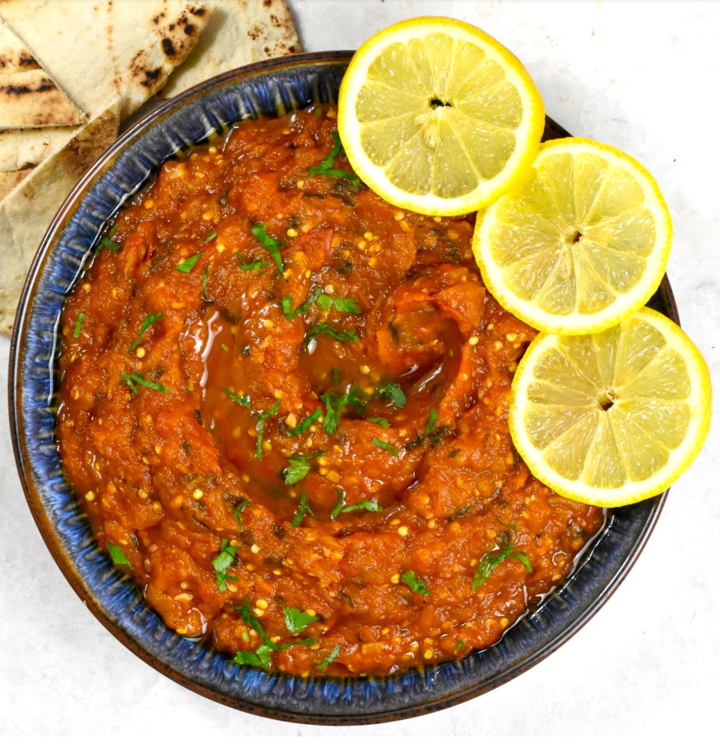 Ensalada de berenjena marroquí (zâalouk) acompañado de salchichas al vino blanco con cebolla